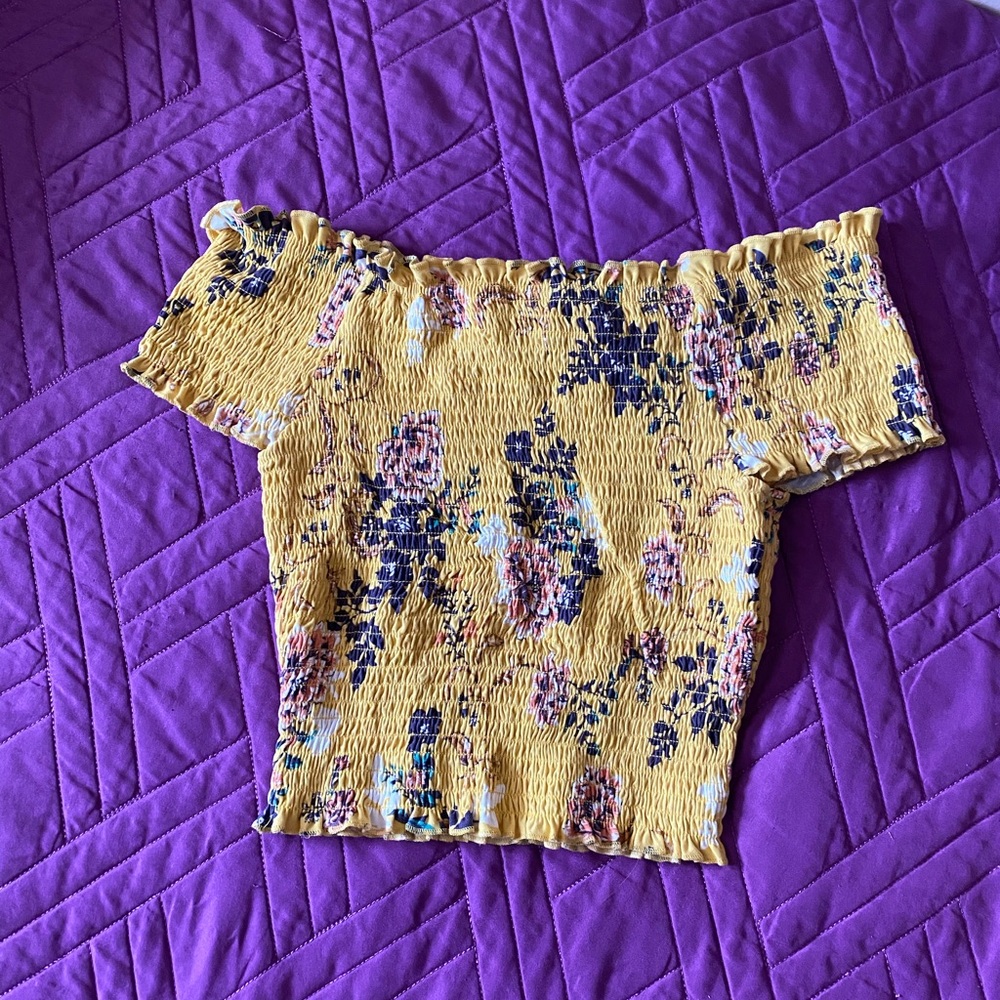 BRAND NEW. Crop top 👚